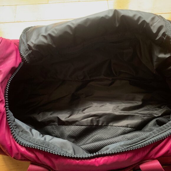 Under Armour Pink Duffel Bag | Lightweight Gym / Travel Bag - Picture 3 of 6